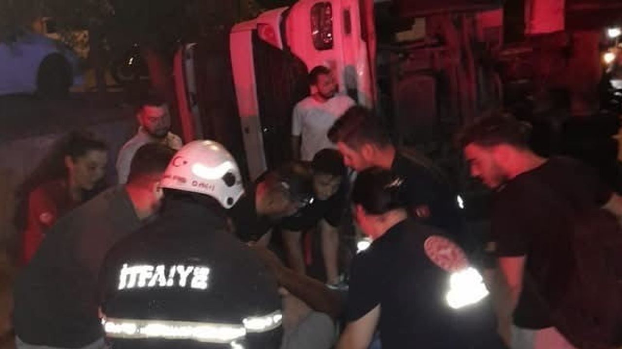 Belen'de hafriyat kamyonu devrildi, sürücü hastaneye kaldırıldı