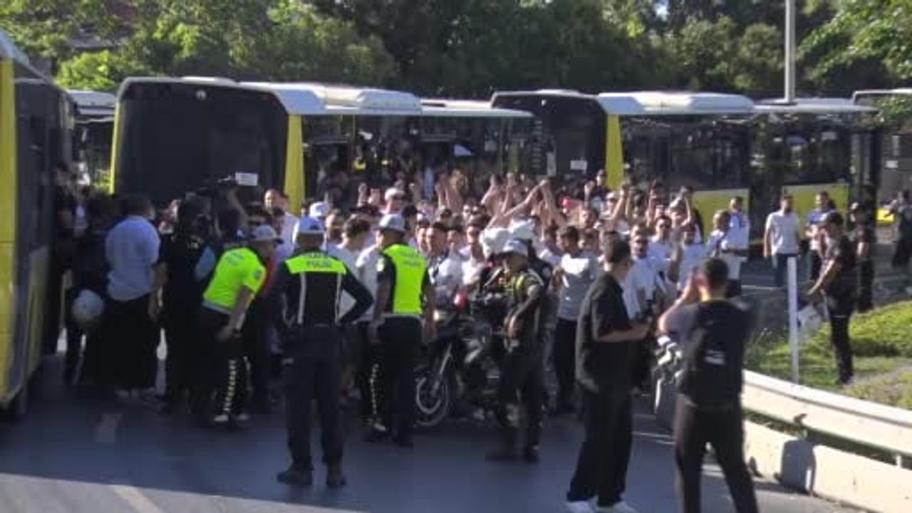 Beşiktaş taraftarları derbi için Tüpraş'tan Kadıköy'e geçti