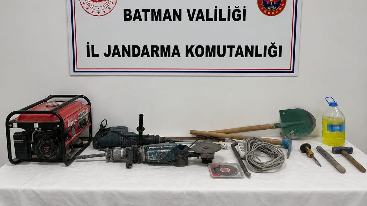 Beşiri'de jandarmanın devriyesinde mağarada kaçak kazı yapan dört kişi yakalandı