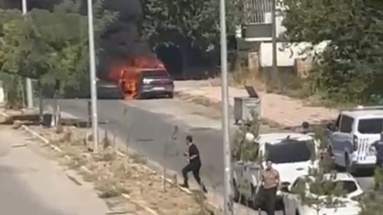 Beşiri'de seyir halindeki otomobil alev alarak kullanılamaz hale geldi
