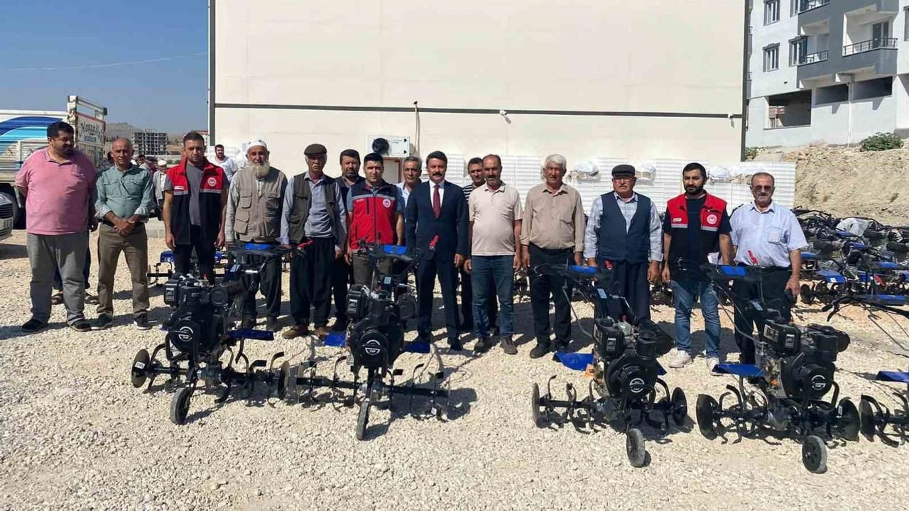 Besni'de çiftçi ve fırıncıya eş zamanlı ekipman desteği