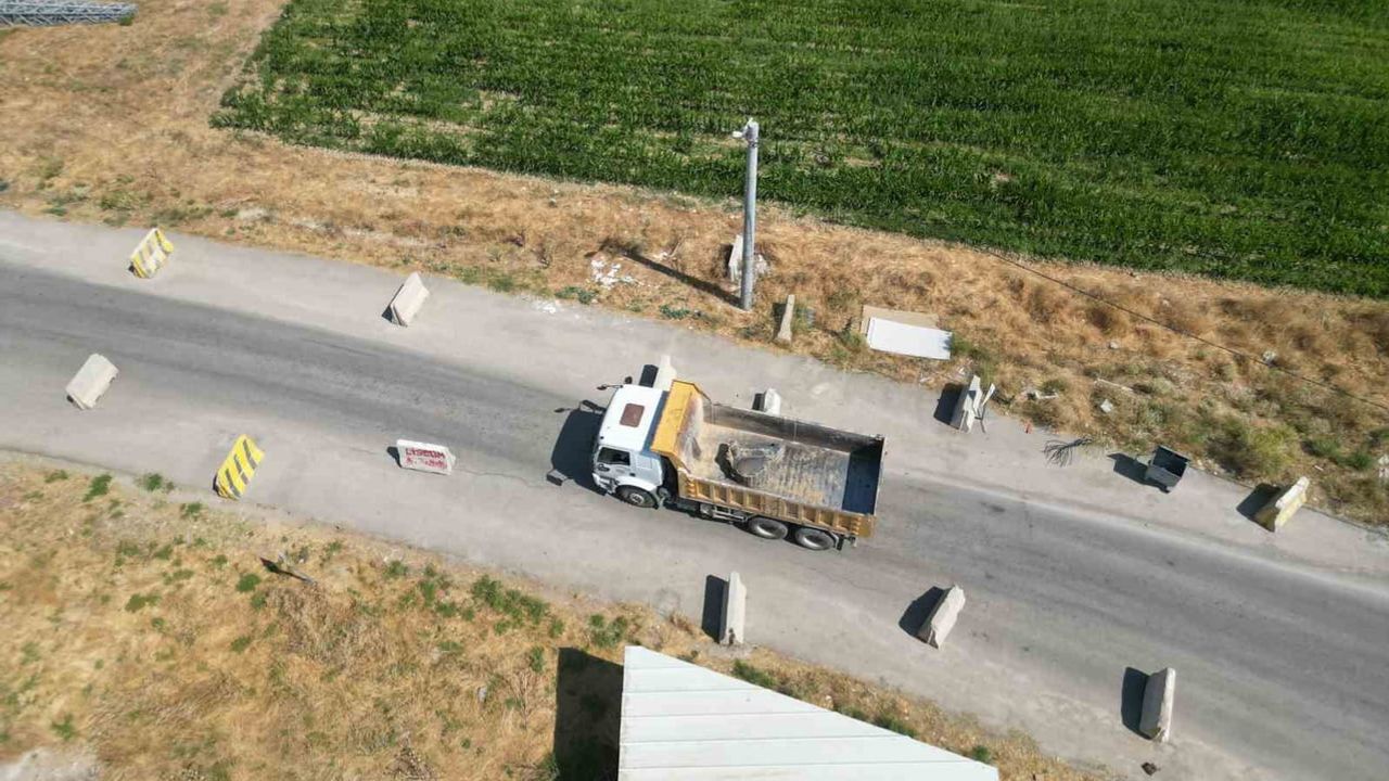 Beton bloklar Karşıyaka'da yolları labirente çevirdi