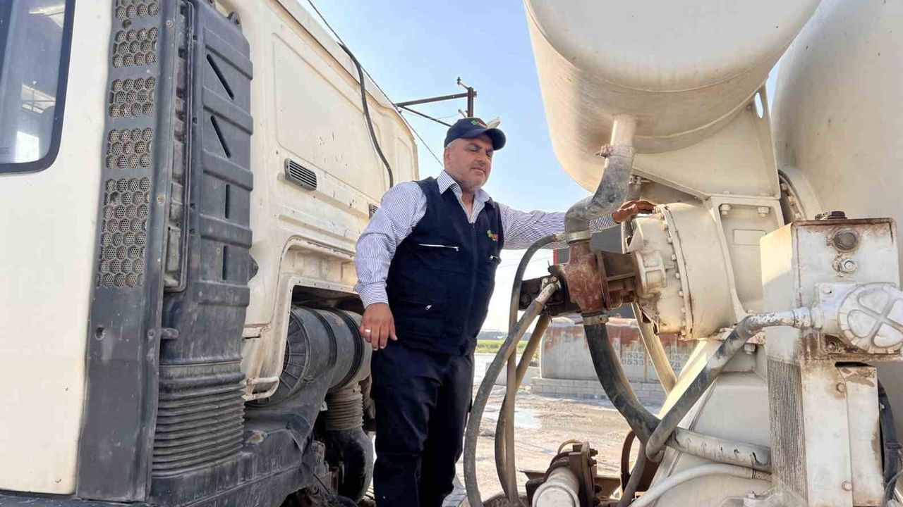 Beton mikserine yuva yapan kumru için araç bir ay parkta bekliyor
