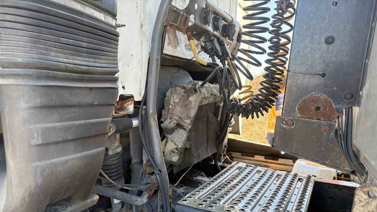 Beton mikserinin müdahalesi tır yangınının büyümesini önledi