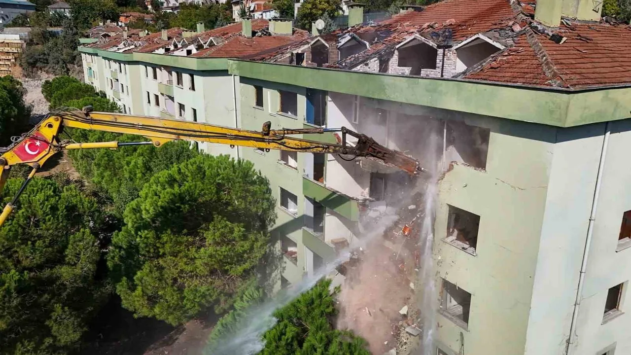Beykoz'da site çapında dönüşüm: Özakademi'nin yıkımı başladı