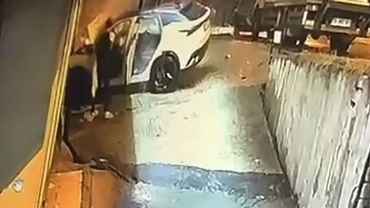 Beylikdüzü'nde gece yarısı kurtarma: yanan araçtan sürücüyü vatandaş çıkardı
