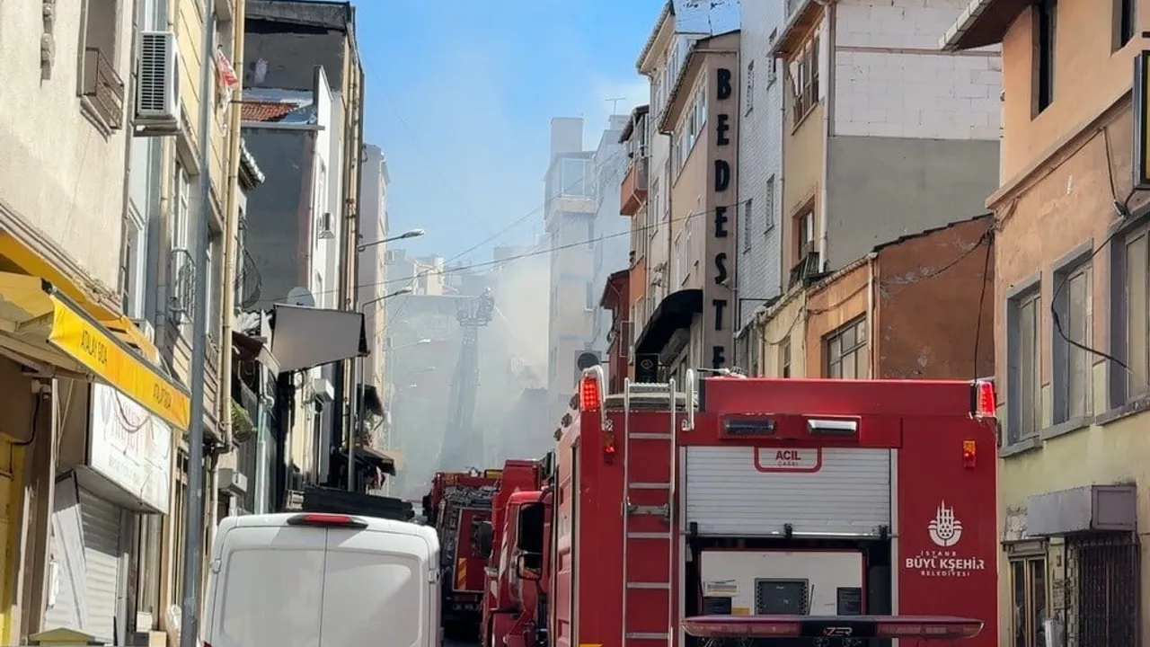 Beyoğlu'nda cila atölyesi bulunan iş yerinde çıkan yangın kontrol altına alındı