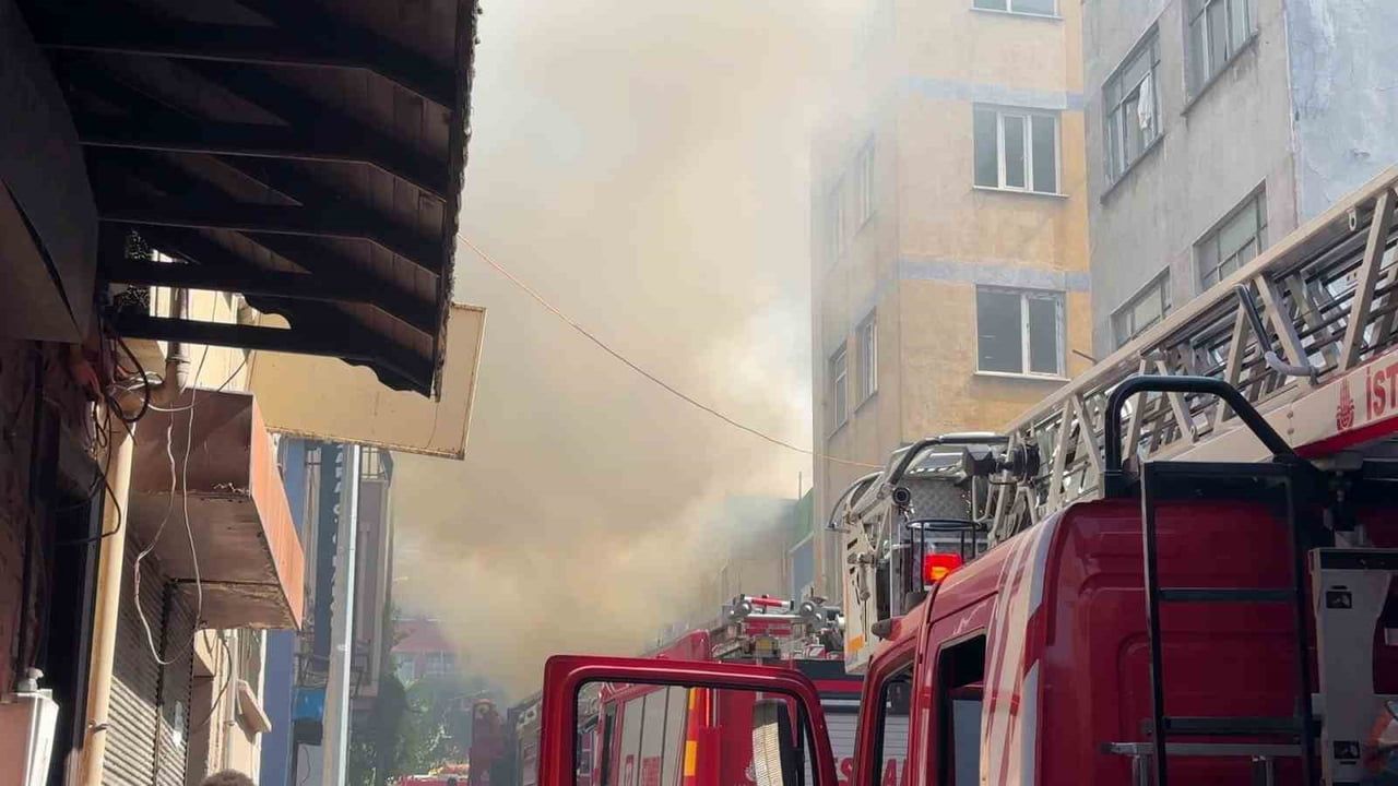 Beyoğlu'nda iki katlı iş yerinde yangın müdahalesi sürüyor