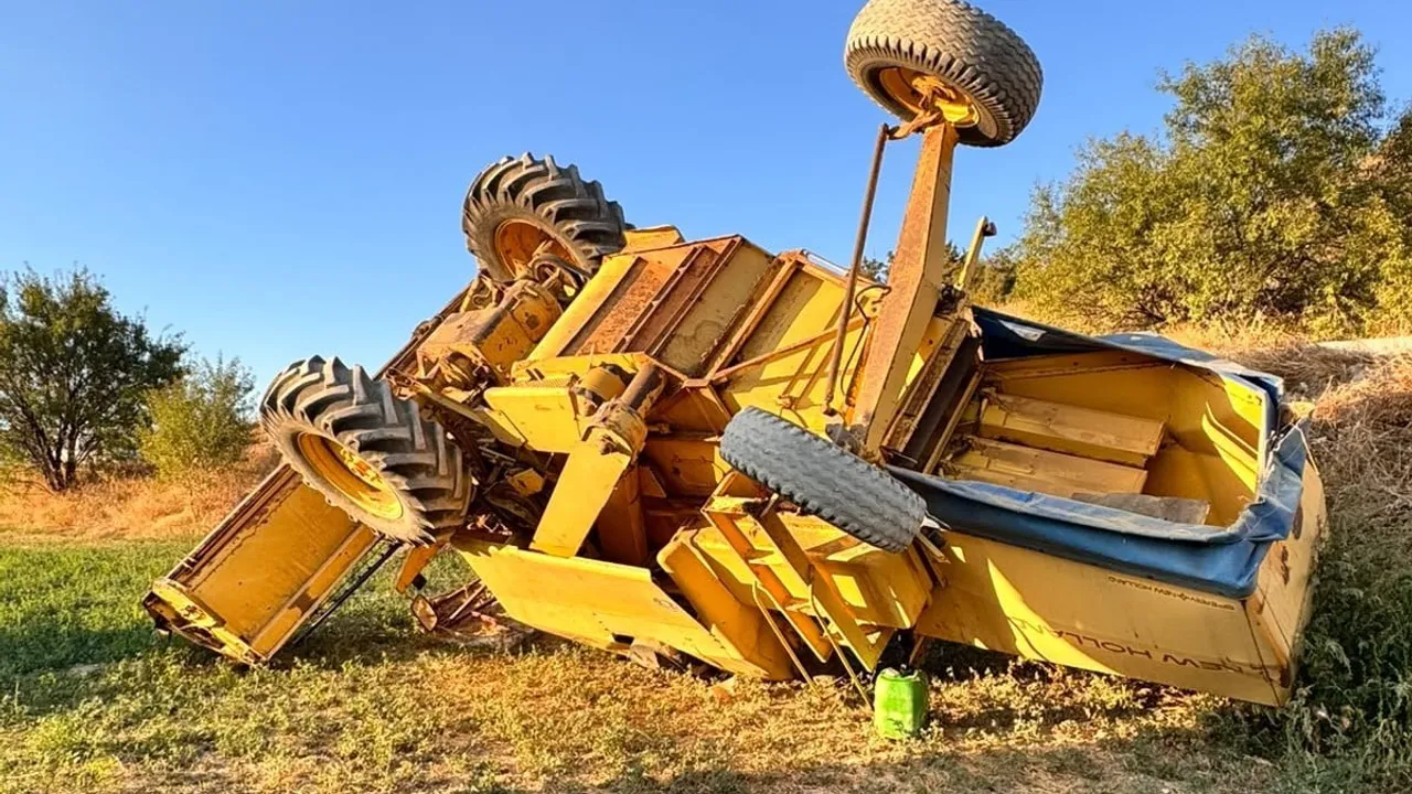 Beyşehir'de biçerdöver tarlaya devrilince operatör hastaneye kaldırıldı
