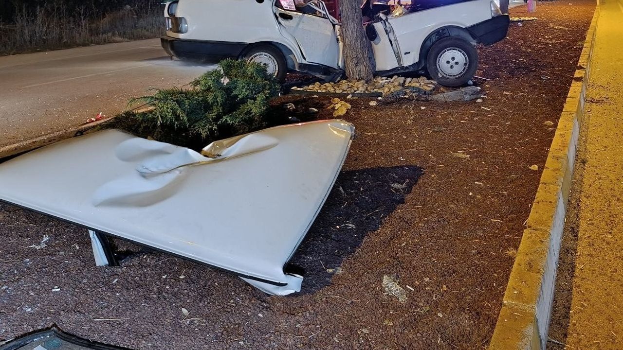 Beyşehir'de refüje saplanan TOFAŞ: tavanı kesilerek çıkarılan biri ağır iki yaralı