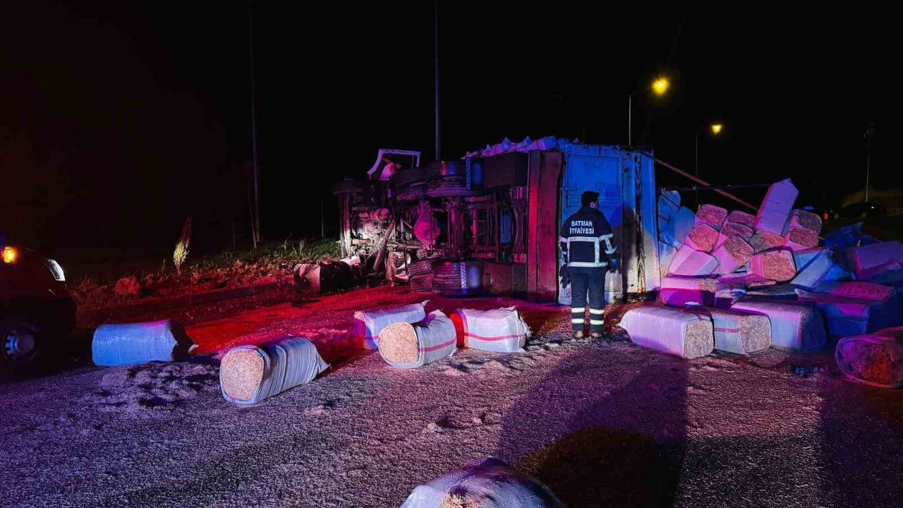 Bıçakçı Karakolu yakınında saman balyaları yola saçıldı: iki kişi yaralandı
