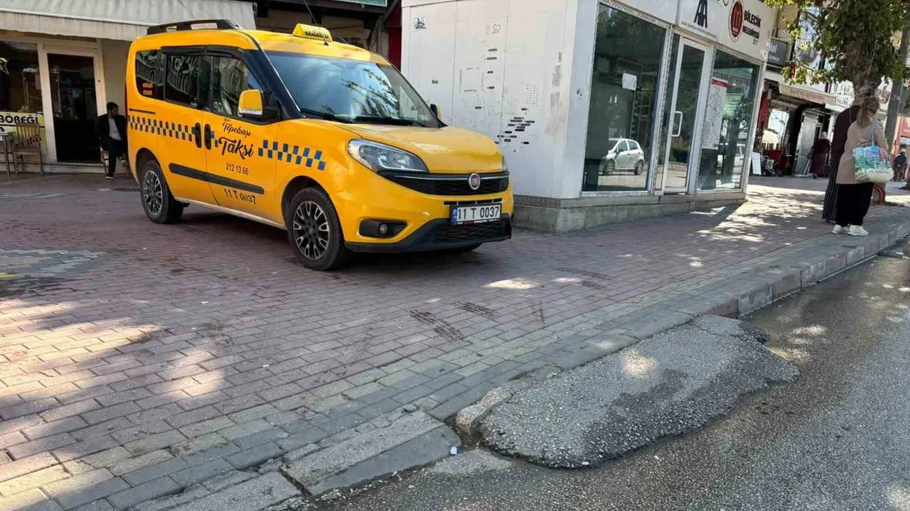 Bilecik'te 3 haftadır onarılmayan su patlağı mahalle tepkisine neden oldu