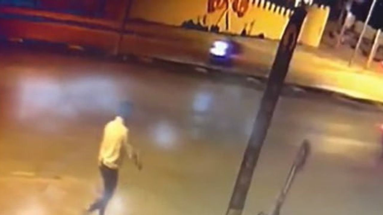 Bilecik'te 8 dakikada iki aracın lastiğini kesen şüpheli kamerada