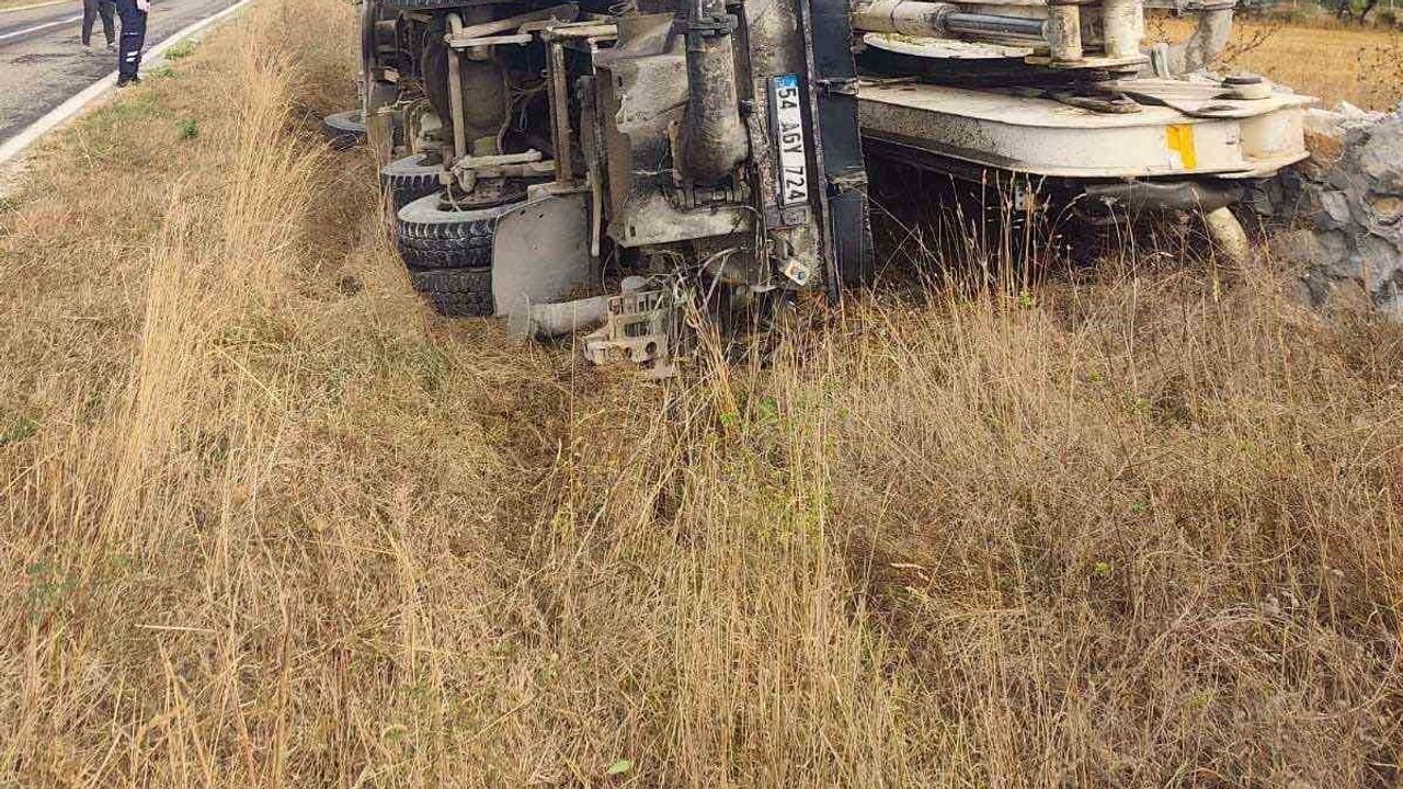 Bilecik'te beton mikseri su kanalına devrildi: iki kişi yaralandı