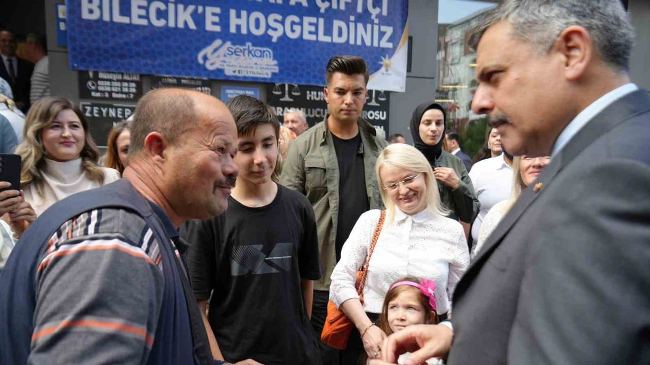 Bilecik'te 'Cin Fatih' lakaplı Fatih Şenol bakan Çiftçi'ye tespih sundu