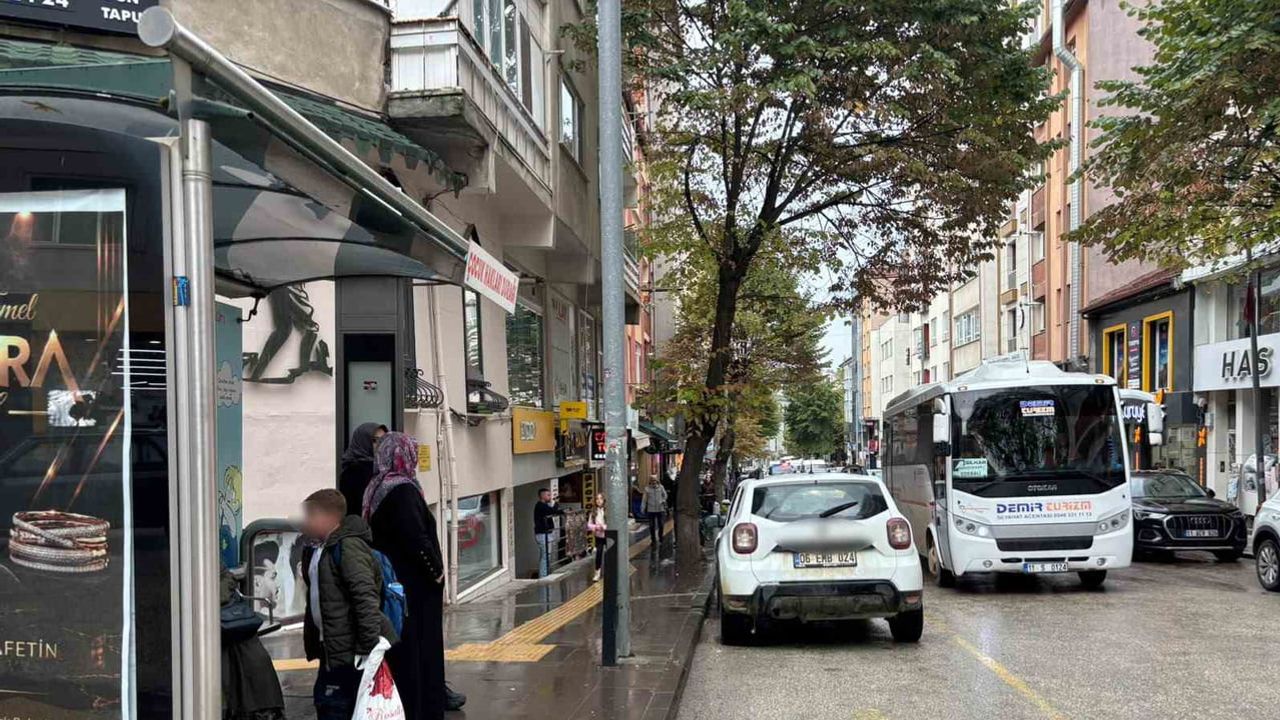 Bilecik'te işlek caddede durağı işgal eden araç tepkilere yol açtı