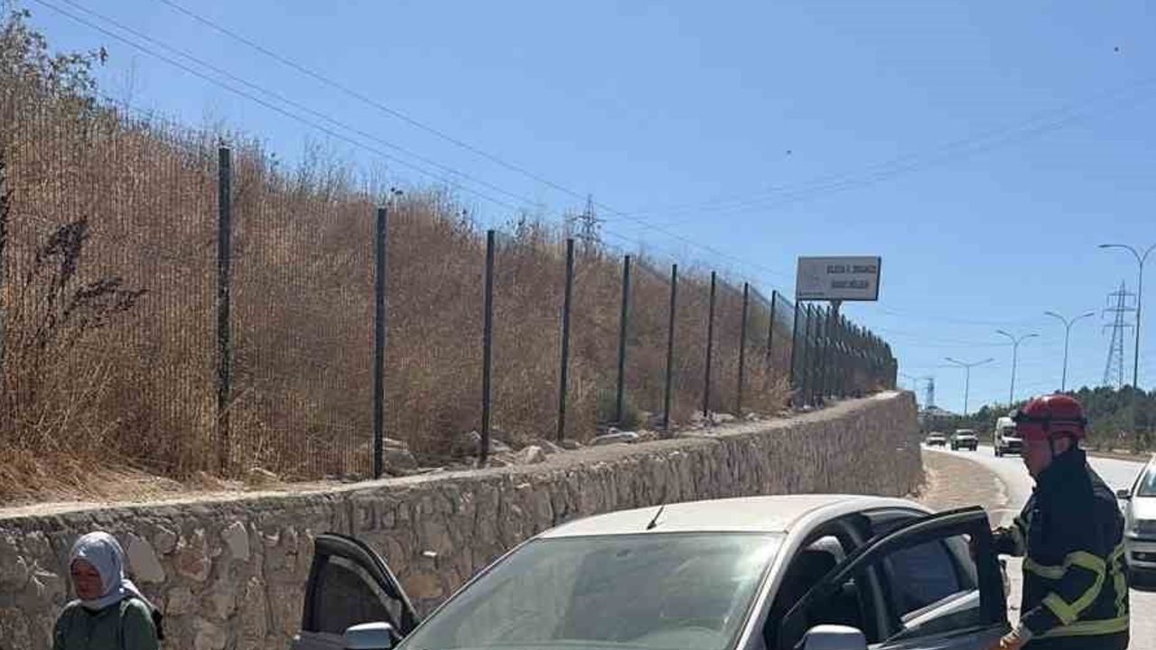 Bilecik'te kavşakta kontrolü kaybeden araç istinat duvarına çarptı