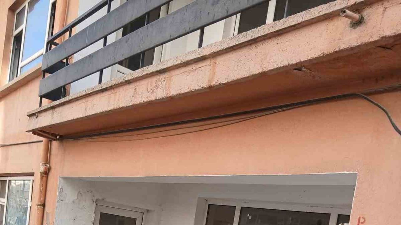 Bilecik'te metruk binanın çöp eve dönüşmesi mahalleyi alarma geçirdi
