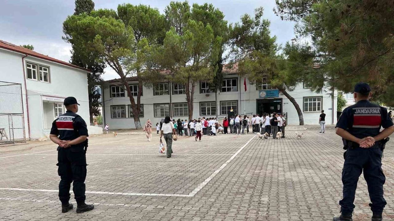 Bilecik'te okul çevresi uygulaması: 857 kişi ve servis araçları kontrol edildi