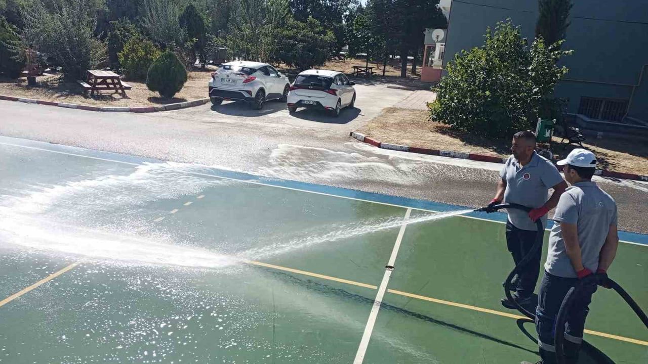 Bilecik'te okulların oyun alanlarında kapsamlı yıkama ve temizlik