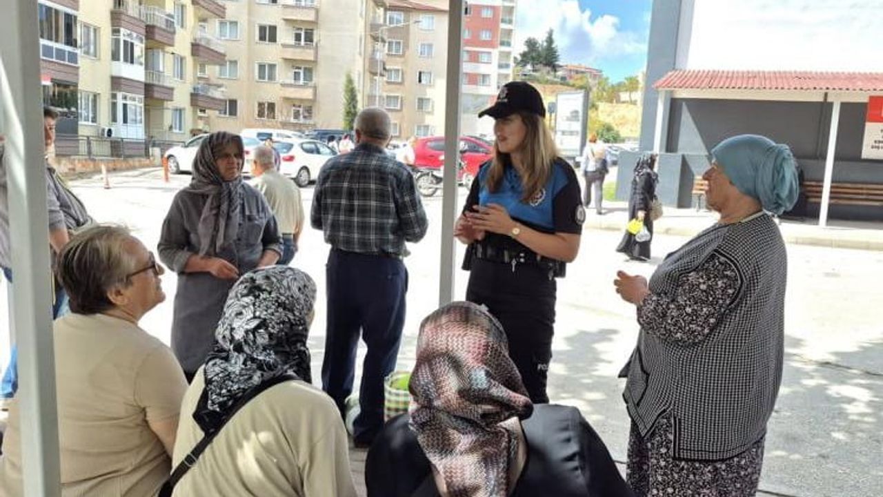 Bilecik'te pazar yerinde bilgilendirme: 36 kişiye dolandırıcılık ile Hayat 112 ve KADES tanıtıldı