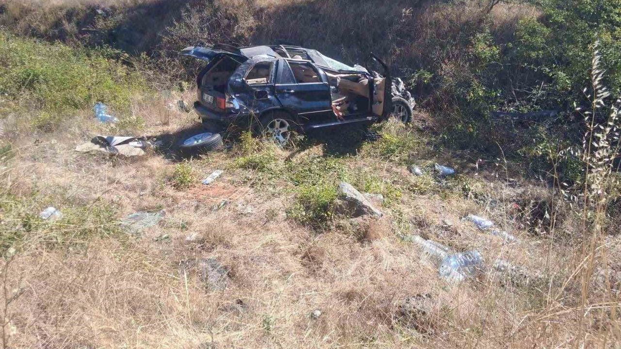 Bilecik'te refüje çarpan otomobilde iki kişi yaralandı, biri ağır