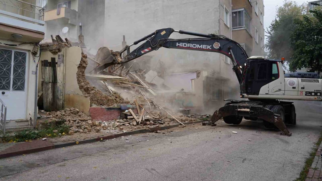 Bilecik'te tehlike oluşturan metruk binalar yıkıldı