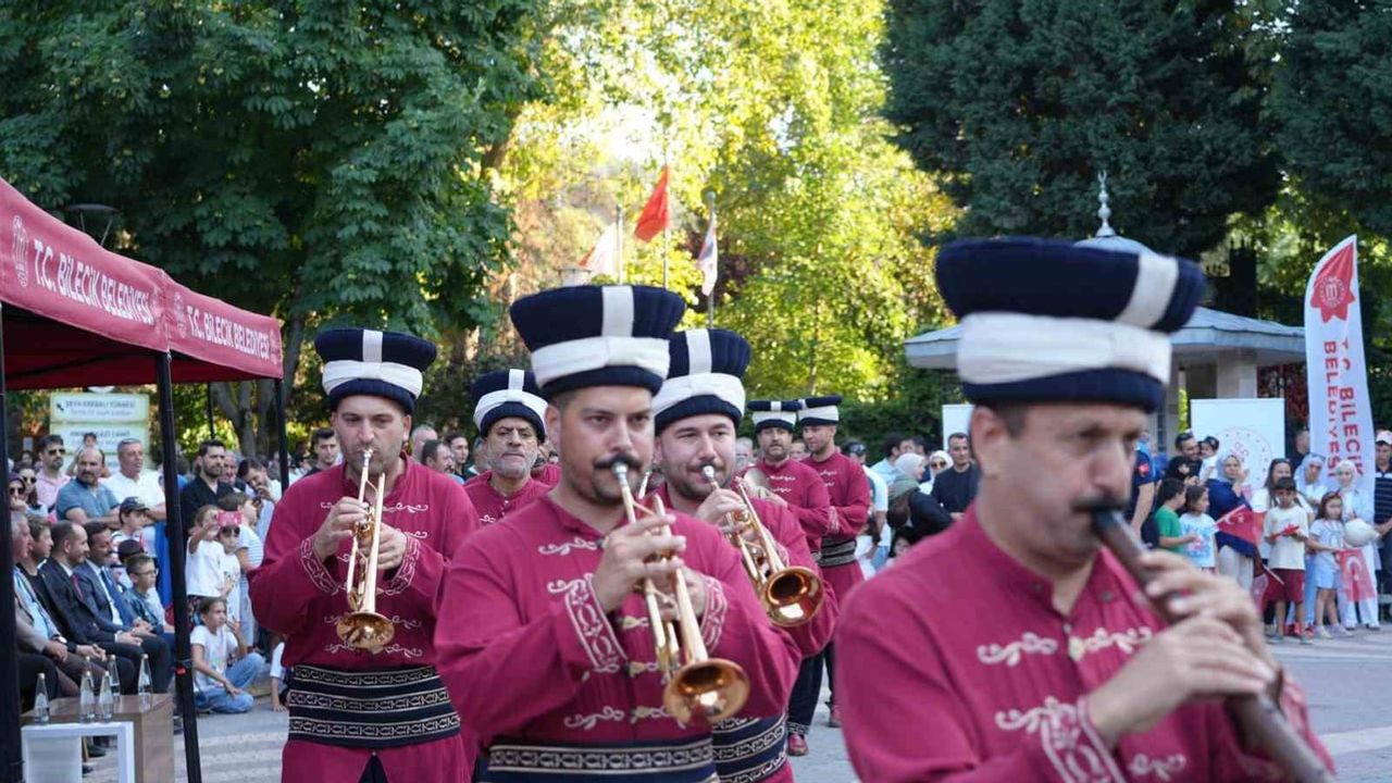 Bilecik 'yanık şehir' kimliğini taşıyarak kurtuluşunun 104. yılını kutladı