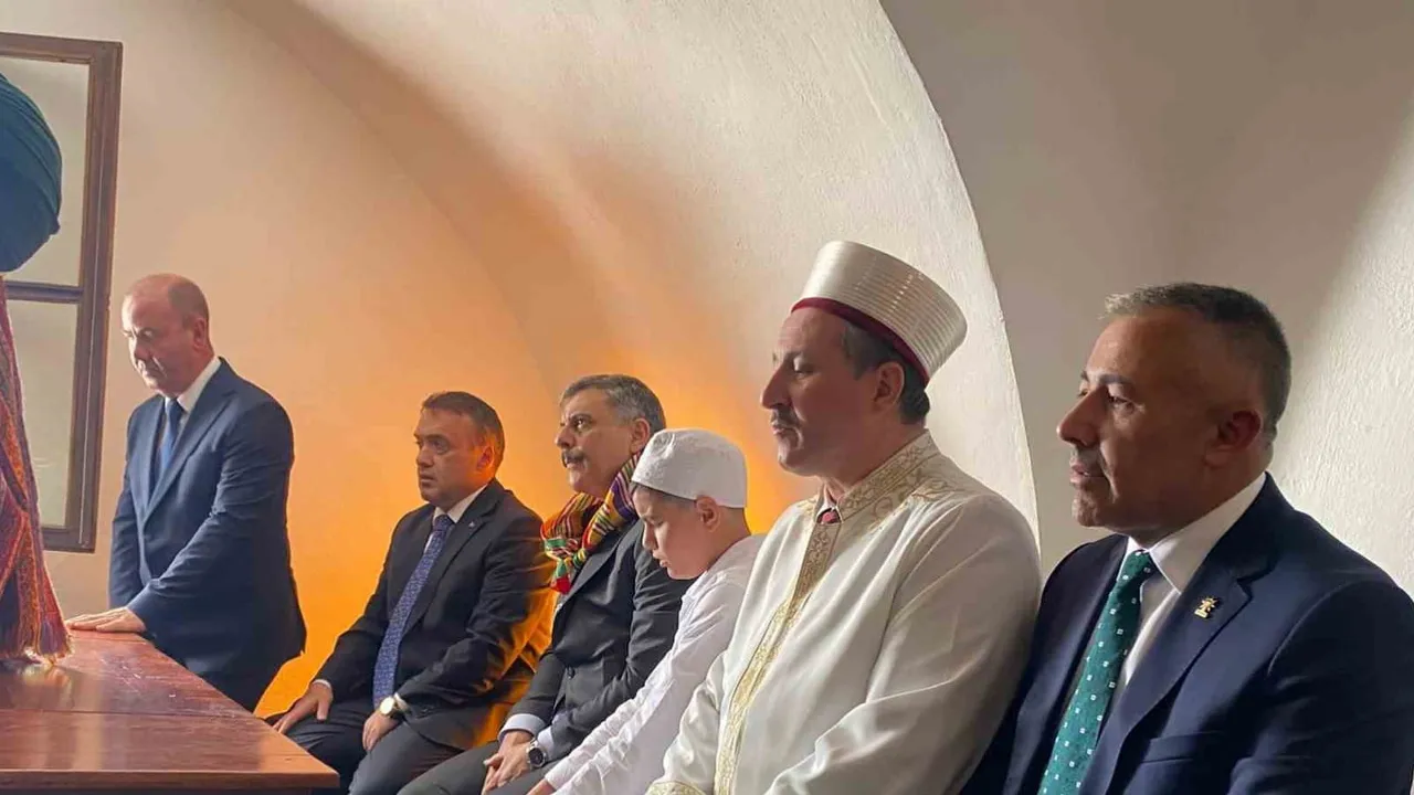 Bilecik ziyaretinde geçmişe saygı: Şeyh Edebali türbesinde dua