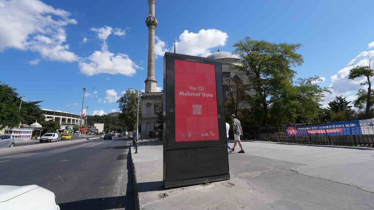 Billboardlardaki samimi notlar 'İyilik Var' platformuna işaret etti