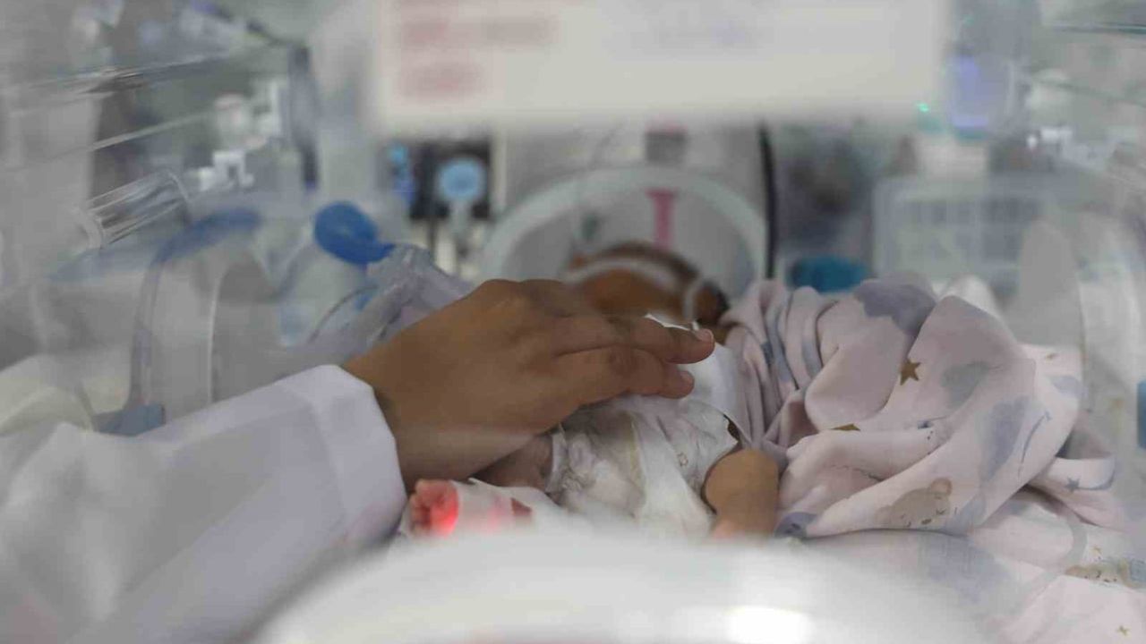 Bin 300 gramlık prematüre bebek ameliyatla sağlığına kavuştu, baba Türkiye’ye teşekkür etti