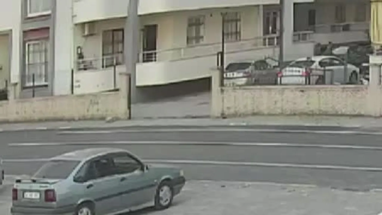 Binanın bahçesinde oyun sırasında 4 yaşındaki çocuk otomobilin altında kaldı