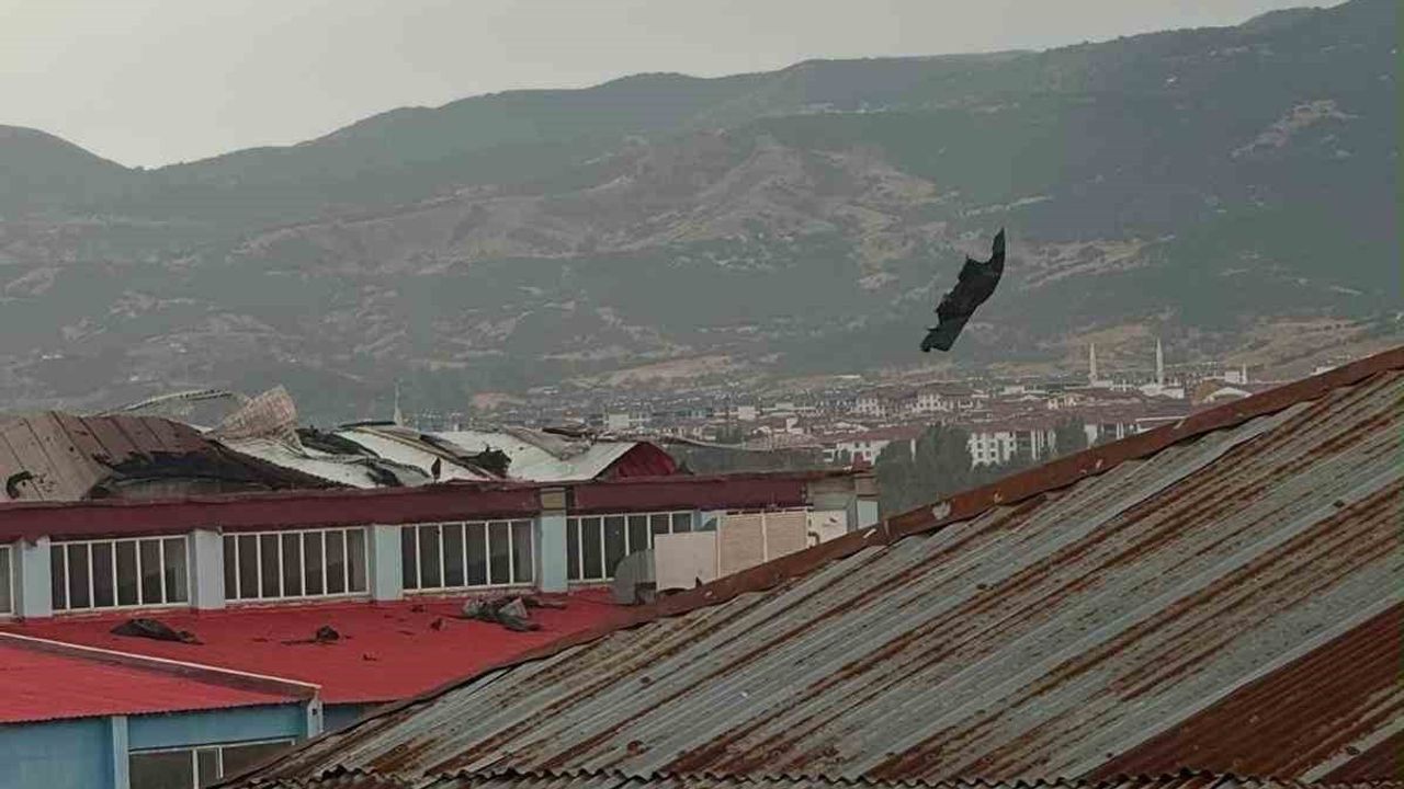 Bingöl'de aniden güçlenen rüzgâr çatıları yerinden söktü