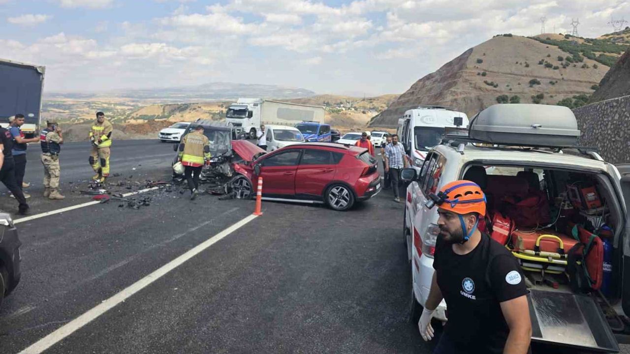 Bingöl-Erzurum kara yolunda çarpışma: Çobantaşı'nda 6 kişi yaralandı