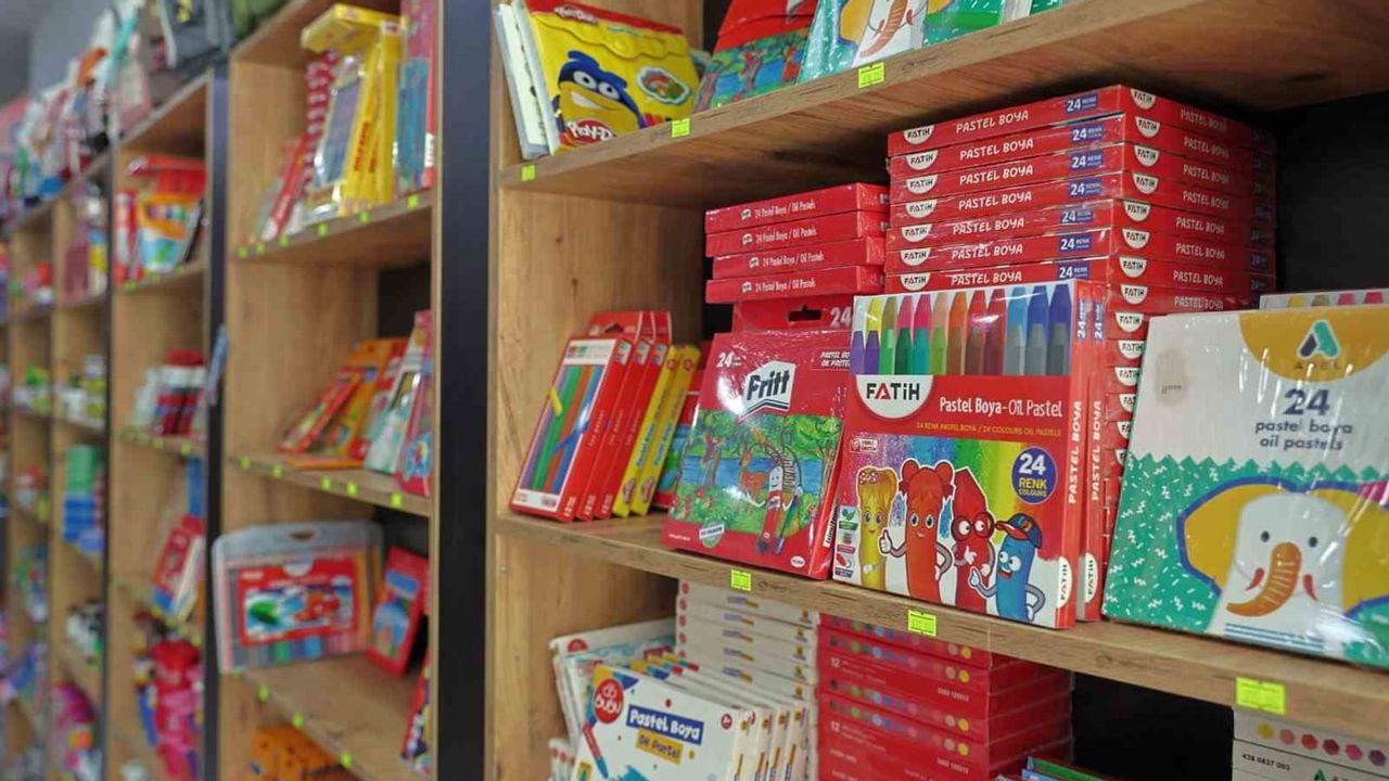 Binlerce öğrenciye kırtasiye desteği, esnafa da nefes oldu