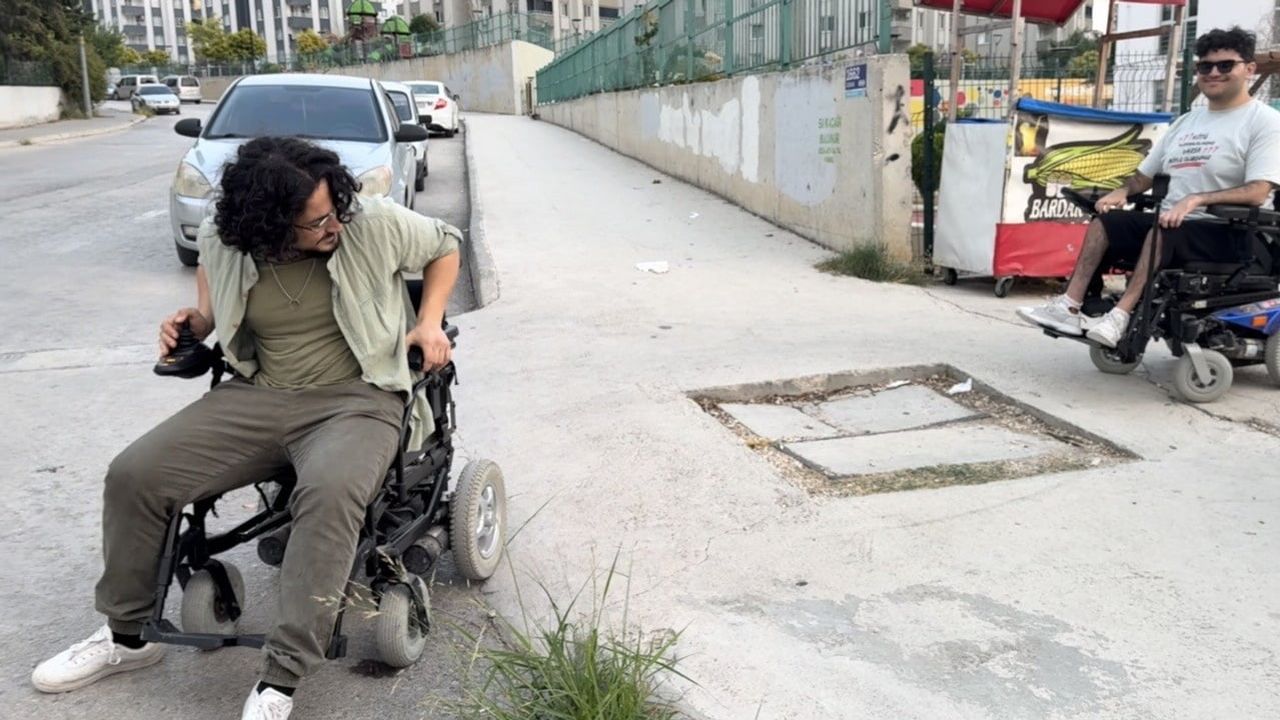 Bir günlüğüne akülü sandalyeye binen arkadaşıyla Kadirli sokaklarındaki zorlukları deneyimledi