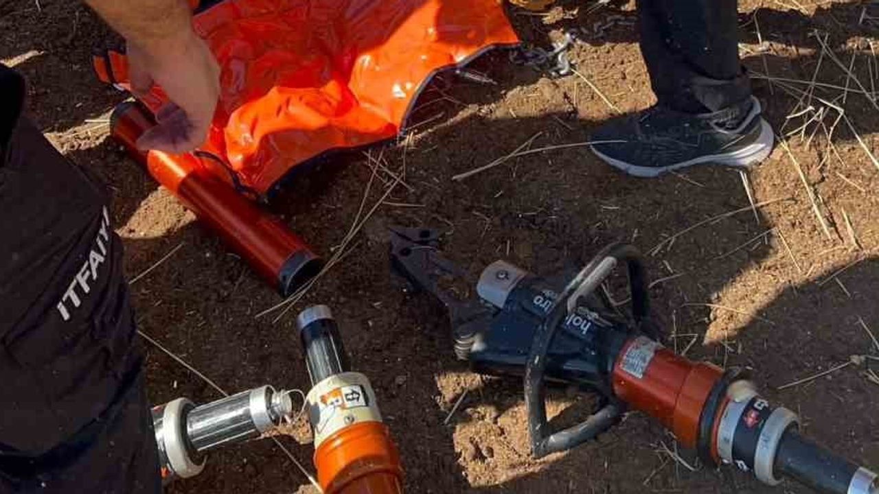 Birecik'te devrilen traktörden itfaiye ve kepçe operatörü yaralı kurtardı