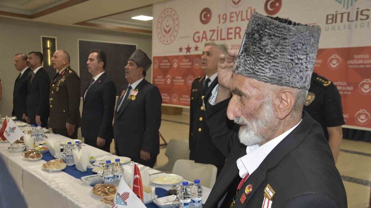 Bitlis'te gazilere saygı töreni: protokol sabah kahvaltısında buluştu