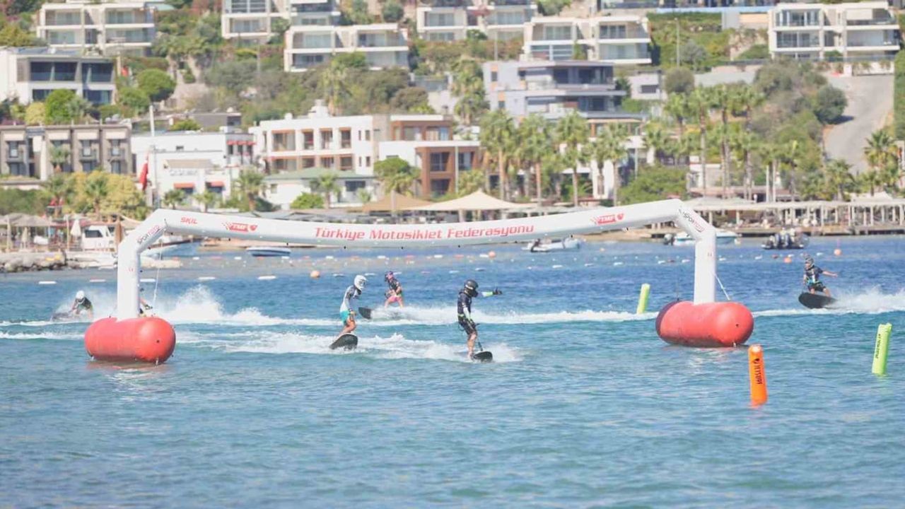 Bodrum'da deniz üzerinde hız sınavı: motosurf ve su jeti şovları