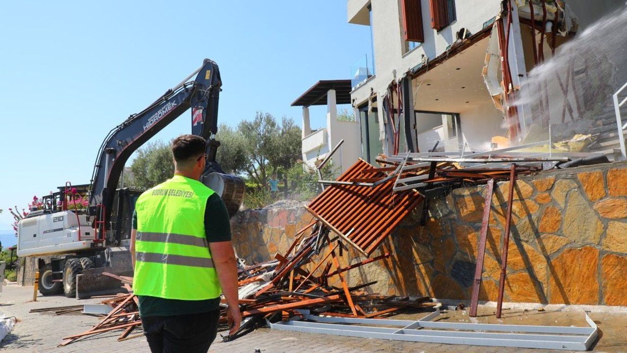Bodrum’da ruhsatsız yapıların yıkımı sürdü: 74 bina tasfiye edildi