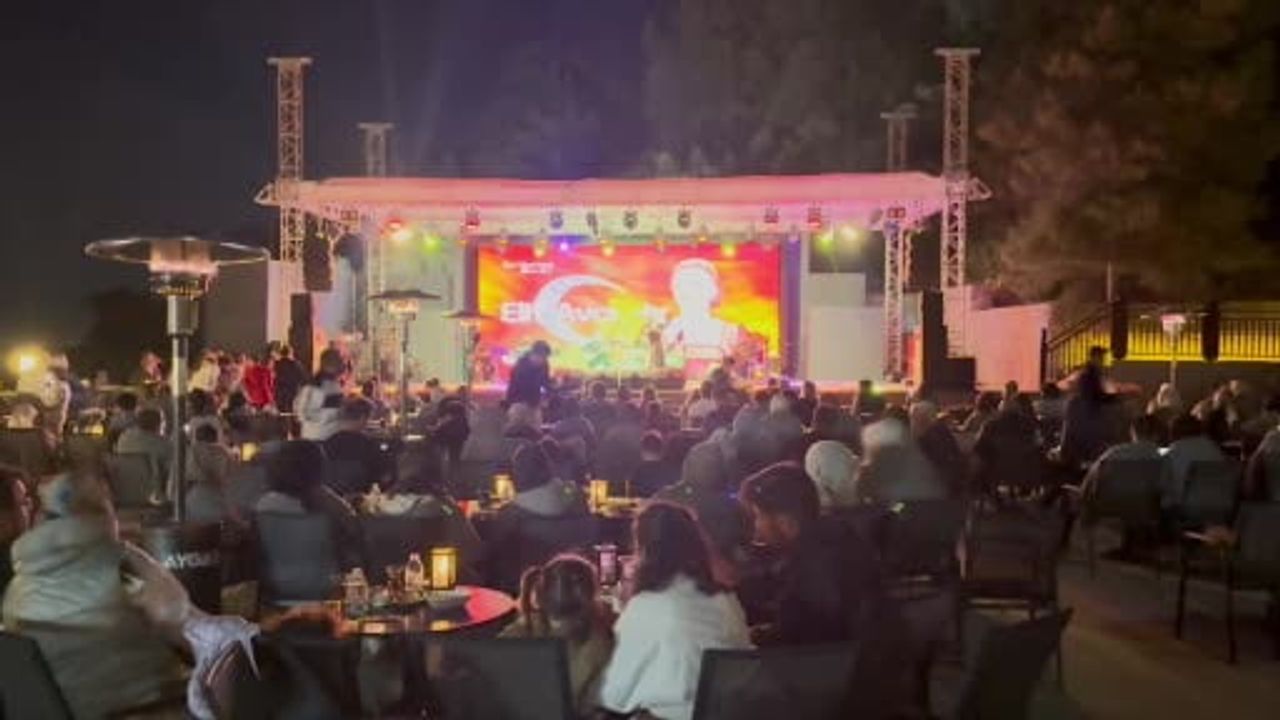 Bodrum gecesinde türküler buluştu: Elif Avcı sahneyi coşturdu