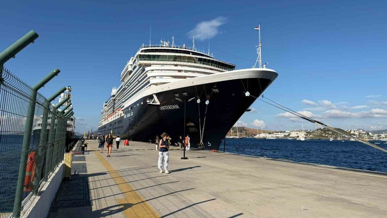 Bodrum limanına demirleyen Oosterdam ilçede turizme canlılık getirdi