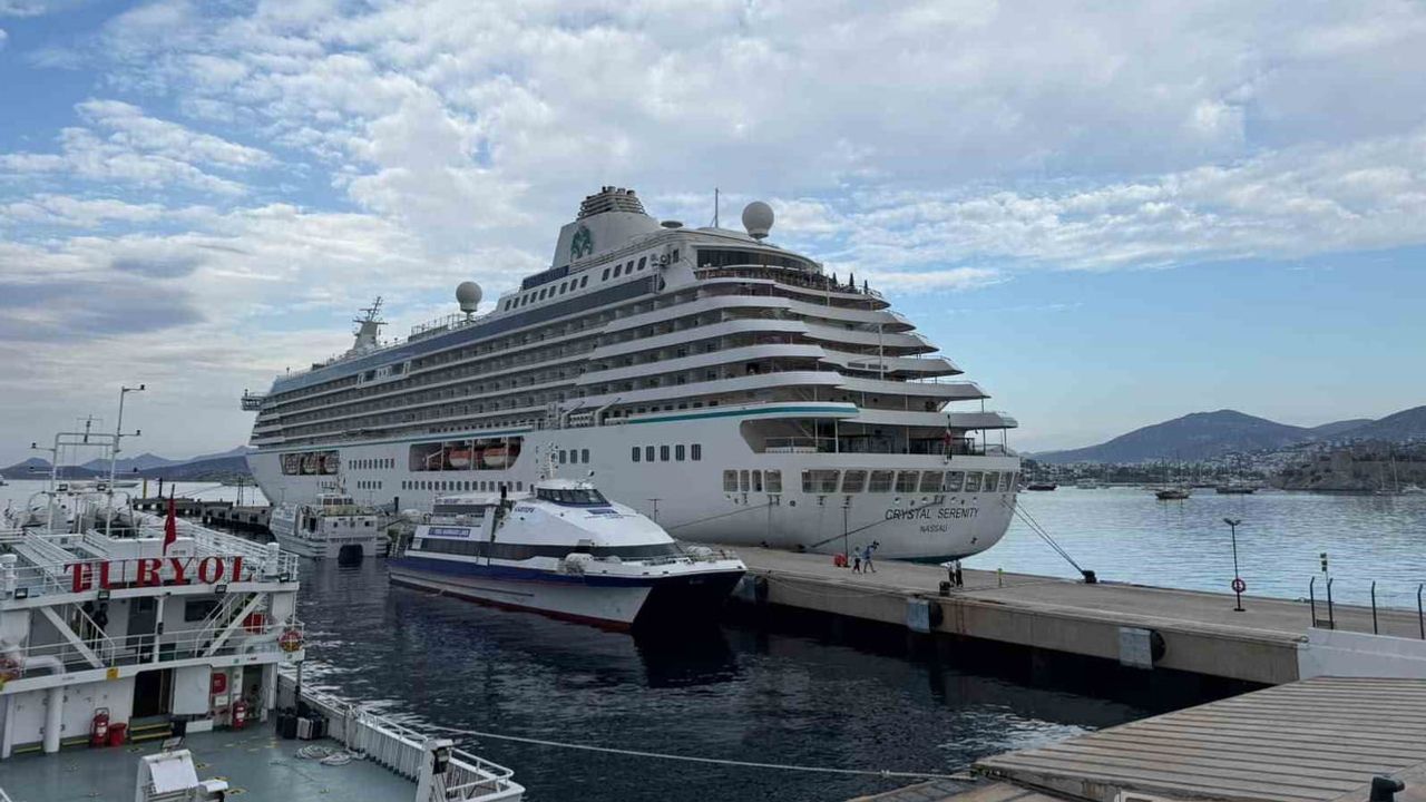 Bodrum limanında 693 yolcuyla Crystal Serenity hareketliliği