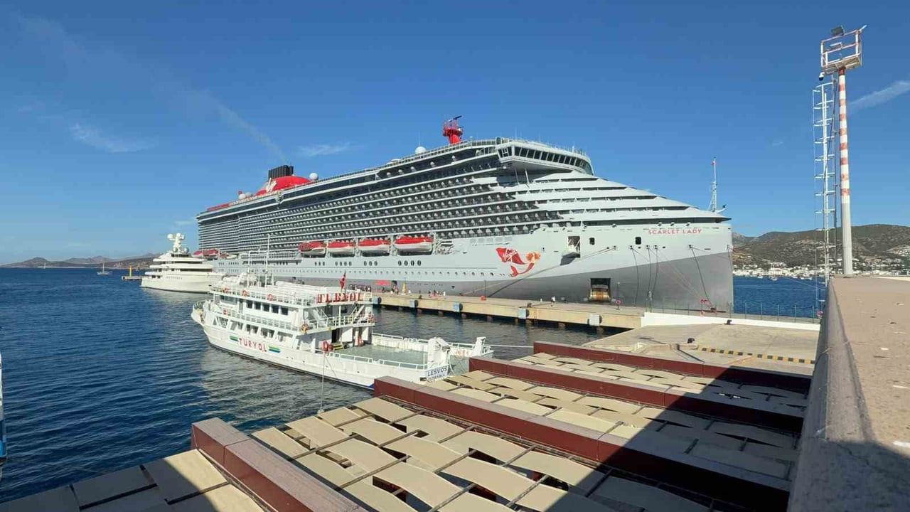 Bodrum limanında binlerce ziyaretçi: Scarlet Lady 2 bin 637 yolcuyla geldi