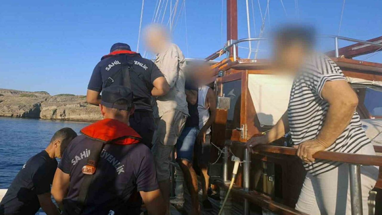 Bodrum ve Marmaris açıklarında rahatsızlanan iki yolcu Sahil Güvenlik tarafından tahliye edildi