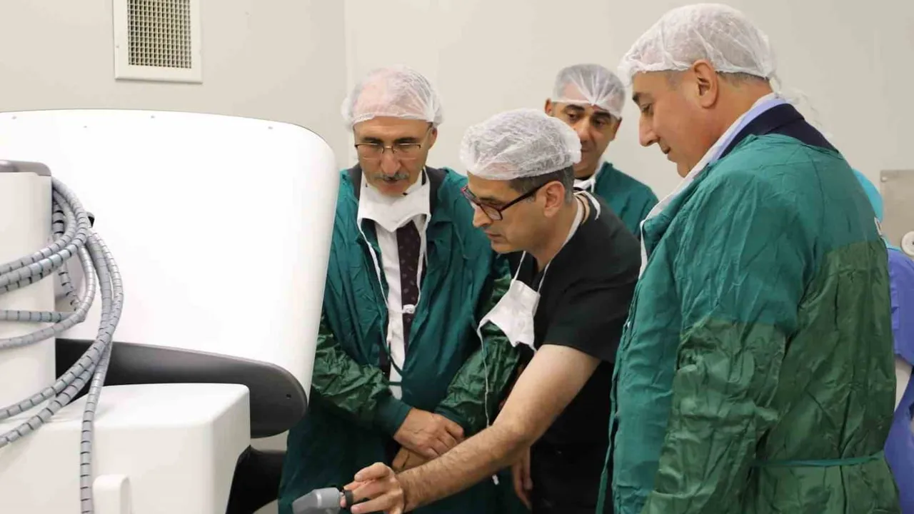 Bölge sağlık hizmetlerinde yeni adım: Fırat Üniversitesi'ne robotik cerrahi sistemi