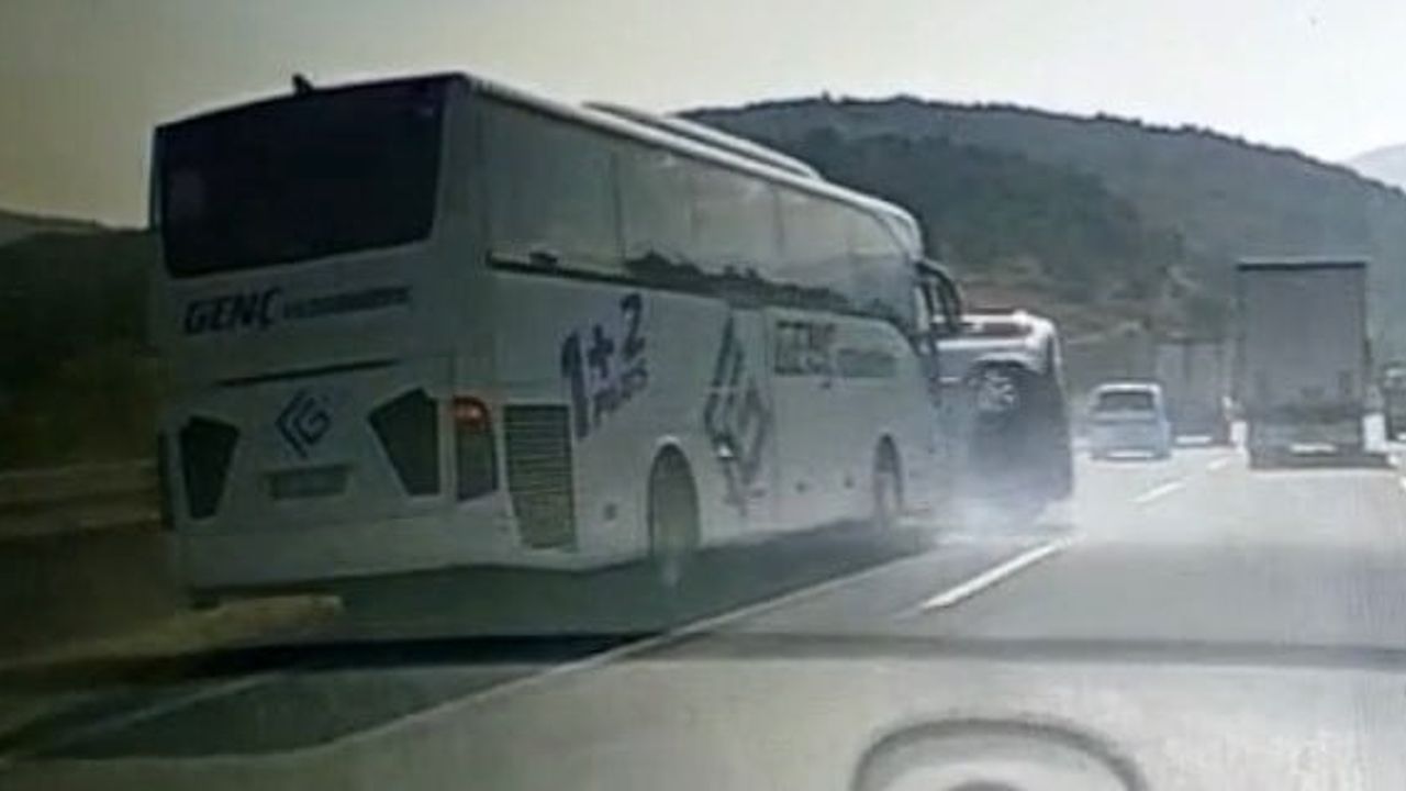 Bolu'da Çaydurt mevkiinde hafif ticari araç otobüsün önüne savruldu