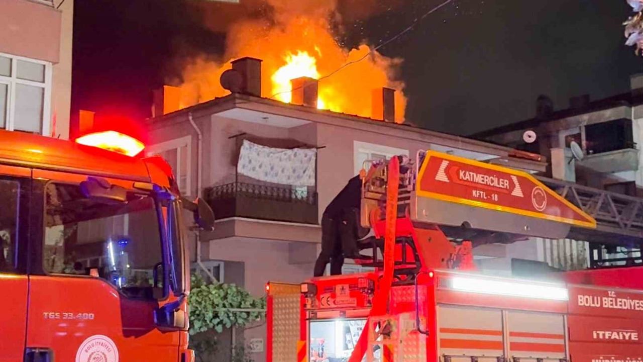 Bolu'da geceyi sokağa taşıyan çatı yangını itfaiye tarafından söndürüldü
