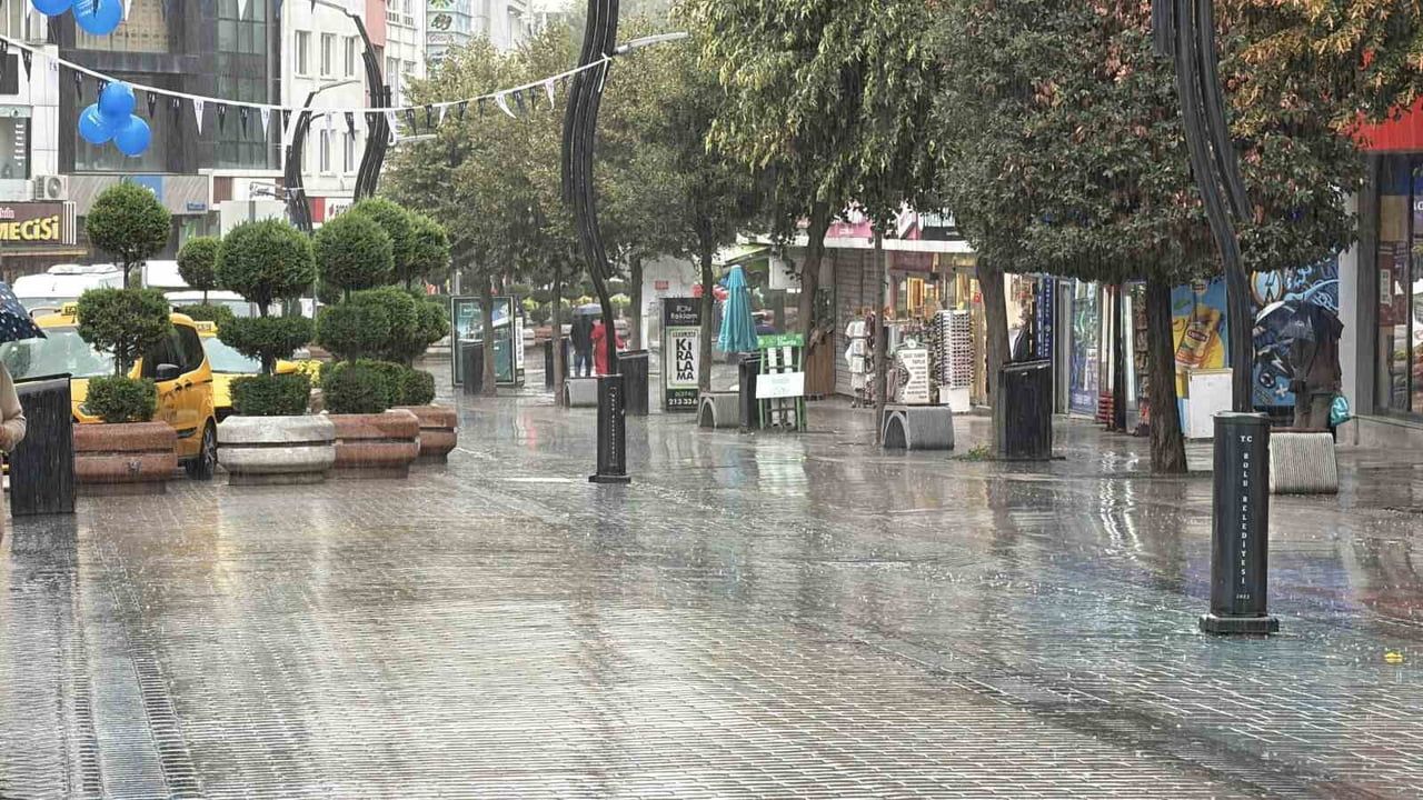 Bolu'da sabah sağanağı günlük hayatı etkiledi