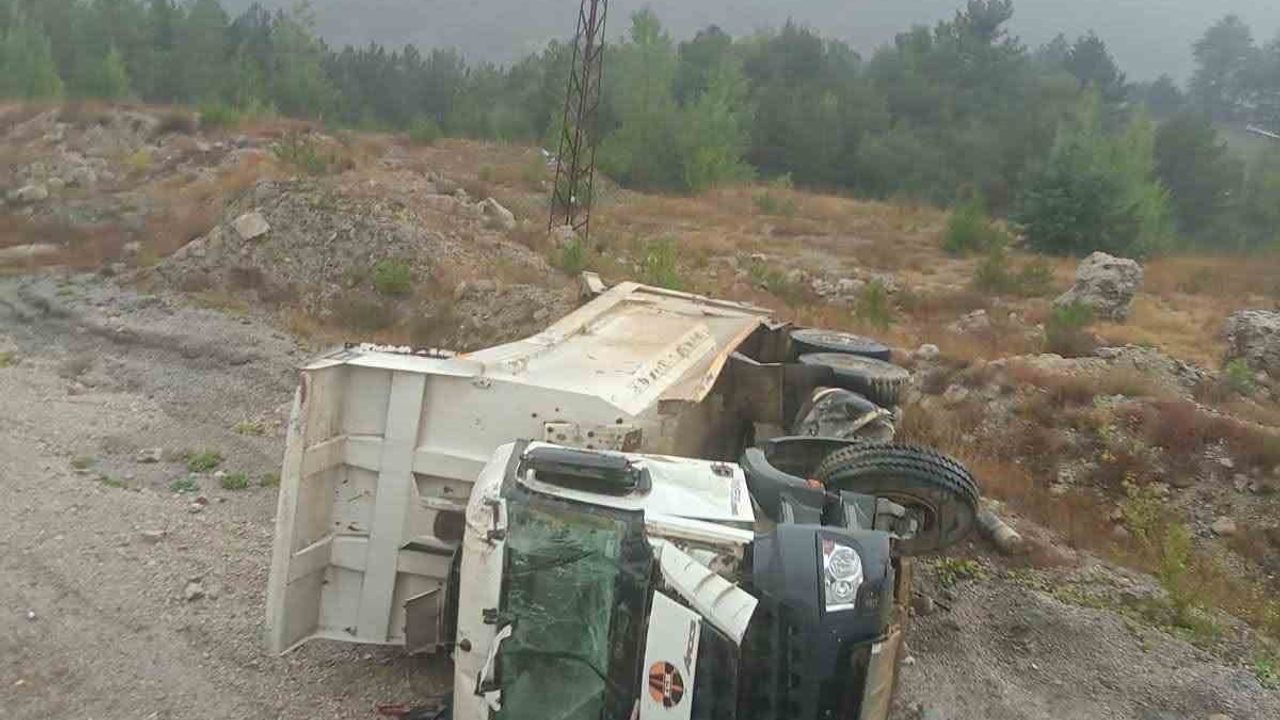 Bolu'da yağışta kayan hafriyat kamyonu şarampole devrildi: sürücü yaralandı